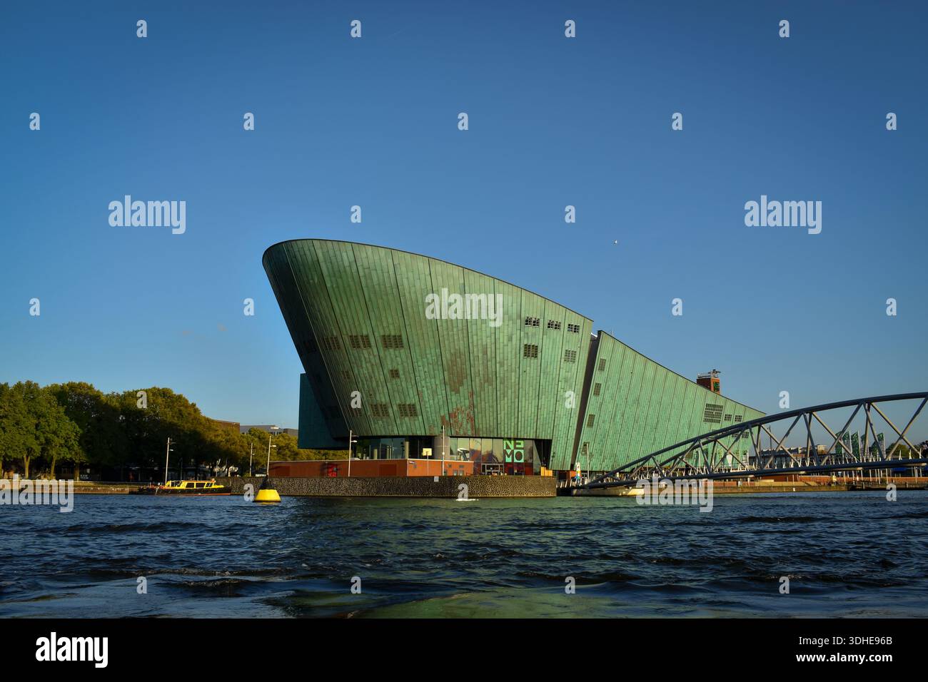 Le NEMO Science Museum, un centre scientifique conçu par l'architecte Renzo Piano, photographié depuis l'eau à Amsterdam, aux pays-Bas. Banque D'Images