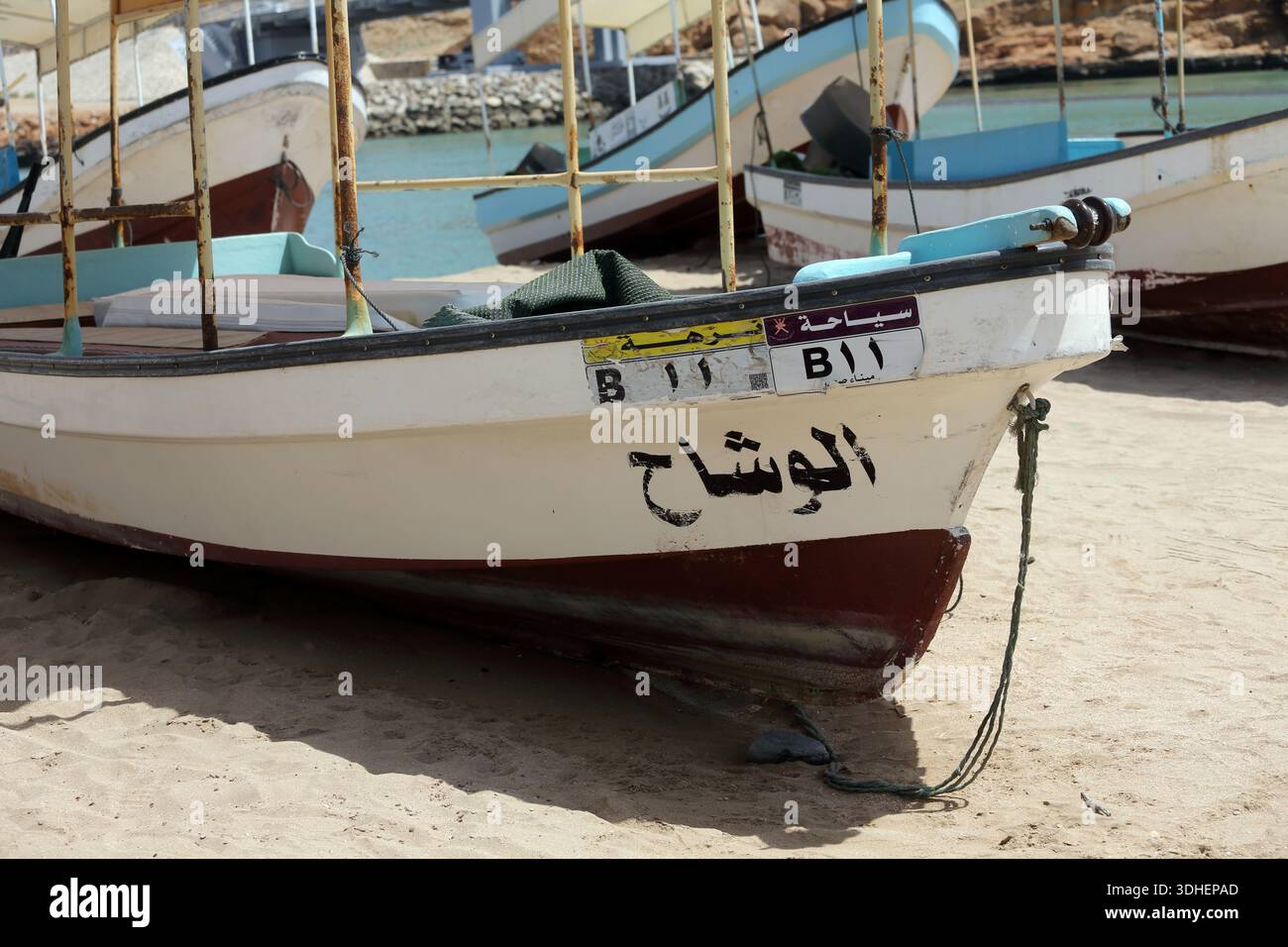 Bateau de pêche échouée montrant l'ancre à la proue du bateau au Sultanat de sur Oman Banque D'Images
