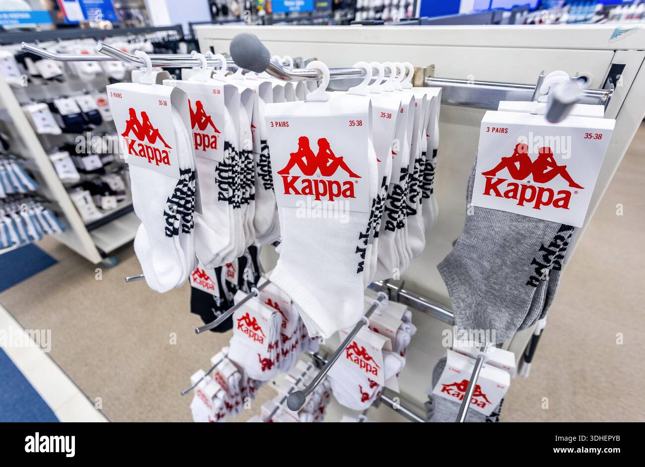 Samara, Russie - 5 mai 2025 : chaussettes de sport élégantes Kappa. Chaussettes Kappa de marque Banque D'Images