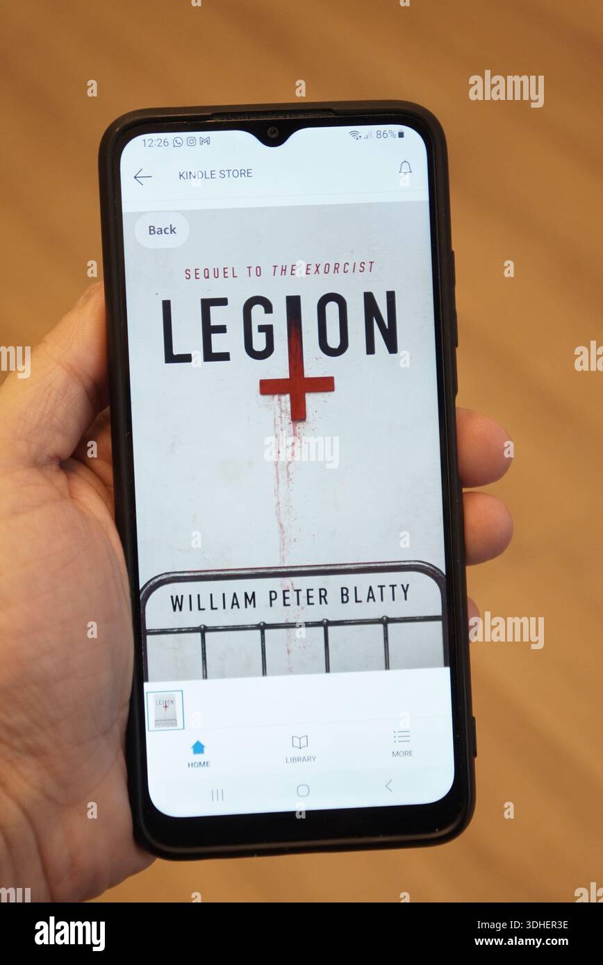 Couverture du livre de William Peter Blatty de la Légion affichée sur un écran de smartphone Banque D'Images