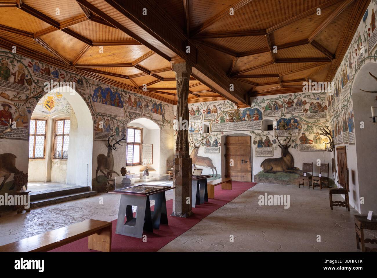 Chambre intérieure dans le château de Tratzberg, ou Schloss Tratzberg montrant l'arbre généalogique des Habsbourg dans la peinture murale décorative à Jenbach, Tyrol, Autriche, Europe centrale. Banque D'Images