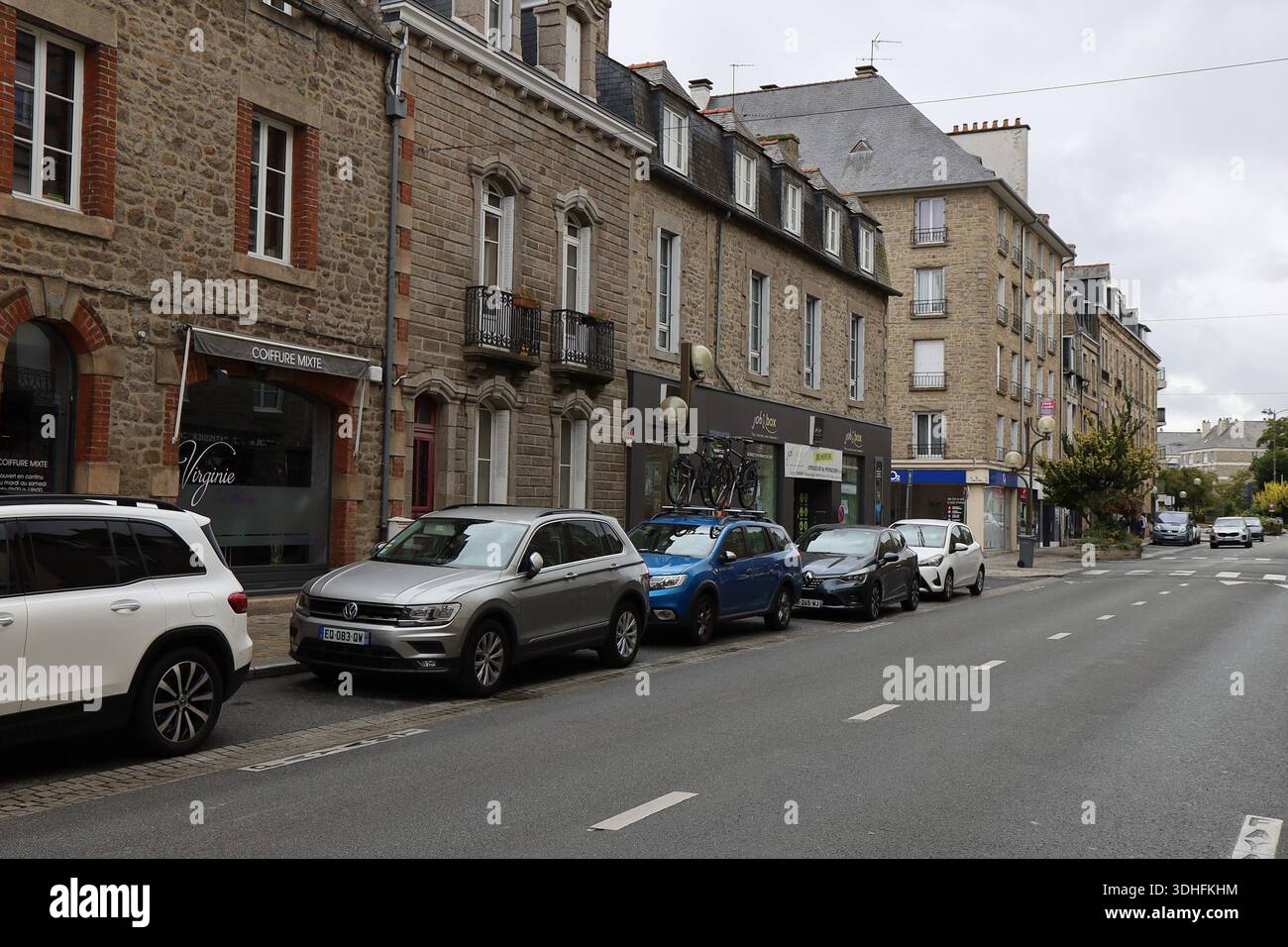 Rue typique dans la ville, ville de Dinan, département des Côtes d'Armor, Bretagne, France Banque D'Images
