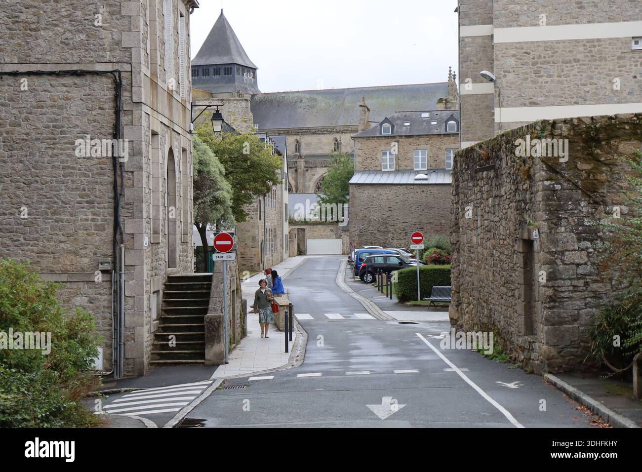 Rue typique dans la ville, ville de Dinan, département des Côtes d'Armor, Bretagne, France Banque D'Images