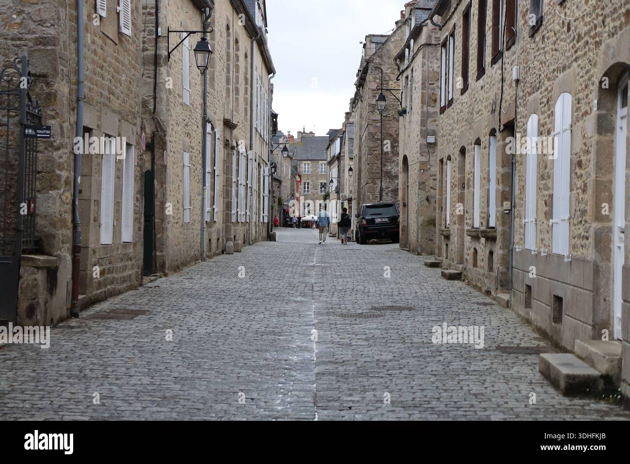 Rue typique dans la ville, ville de Dinan, département des Côtes d'Armor, Bretagne, France Banque D'Images