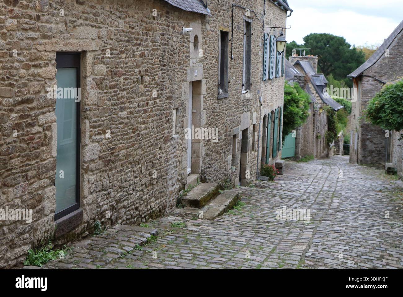 Rue typique dans la ville, ville de Dinan, département des Côtes d'Armor, Bretagne, France Banque D'Images