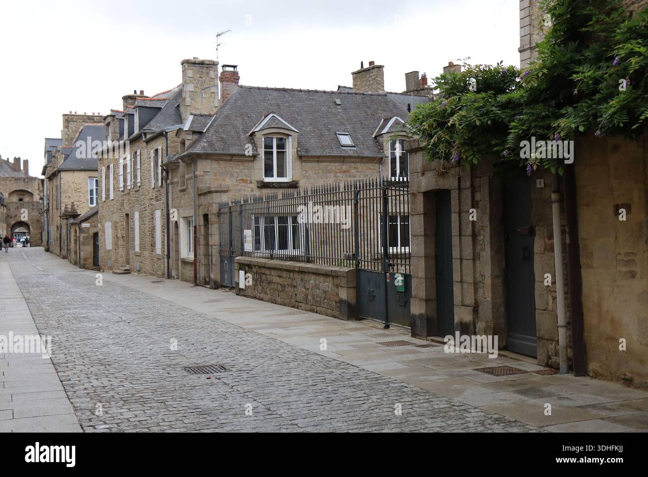 Rue typique dans la ville, ville de Dinan, département des Côtes d'Armor, Bretagne, France Banque D'Images