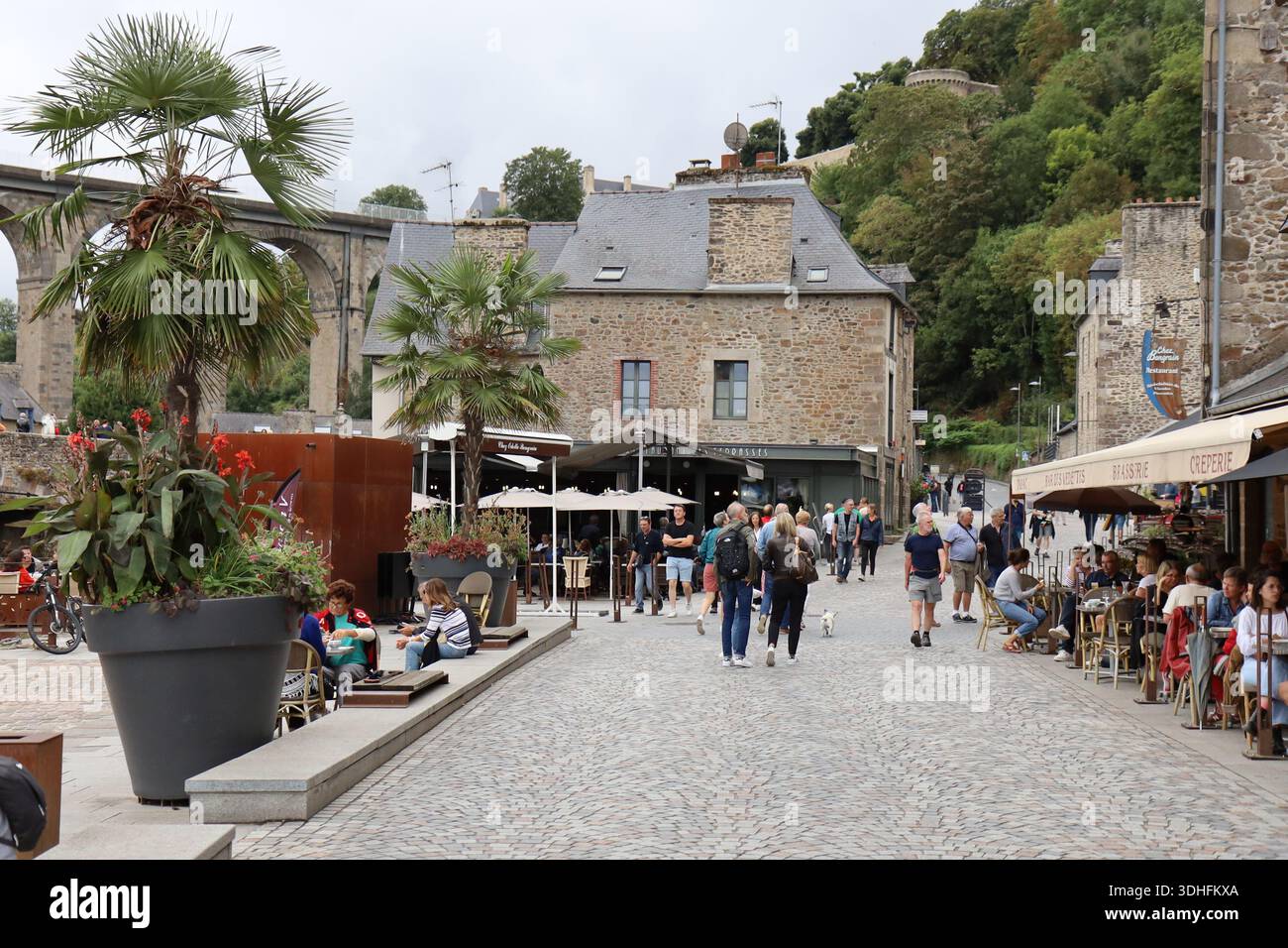 Rue typique dans la ville, ville de Dinan, département des Côtes d'Armor, Bretagne, France Banque D'Images