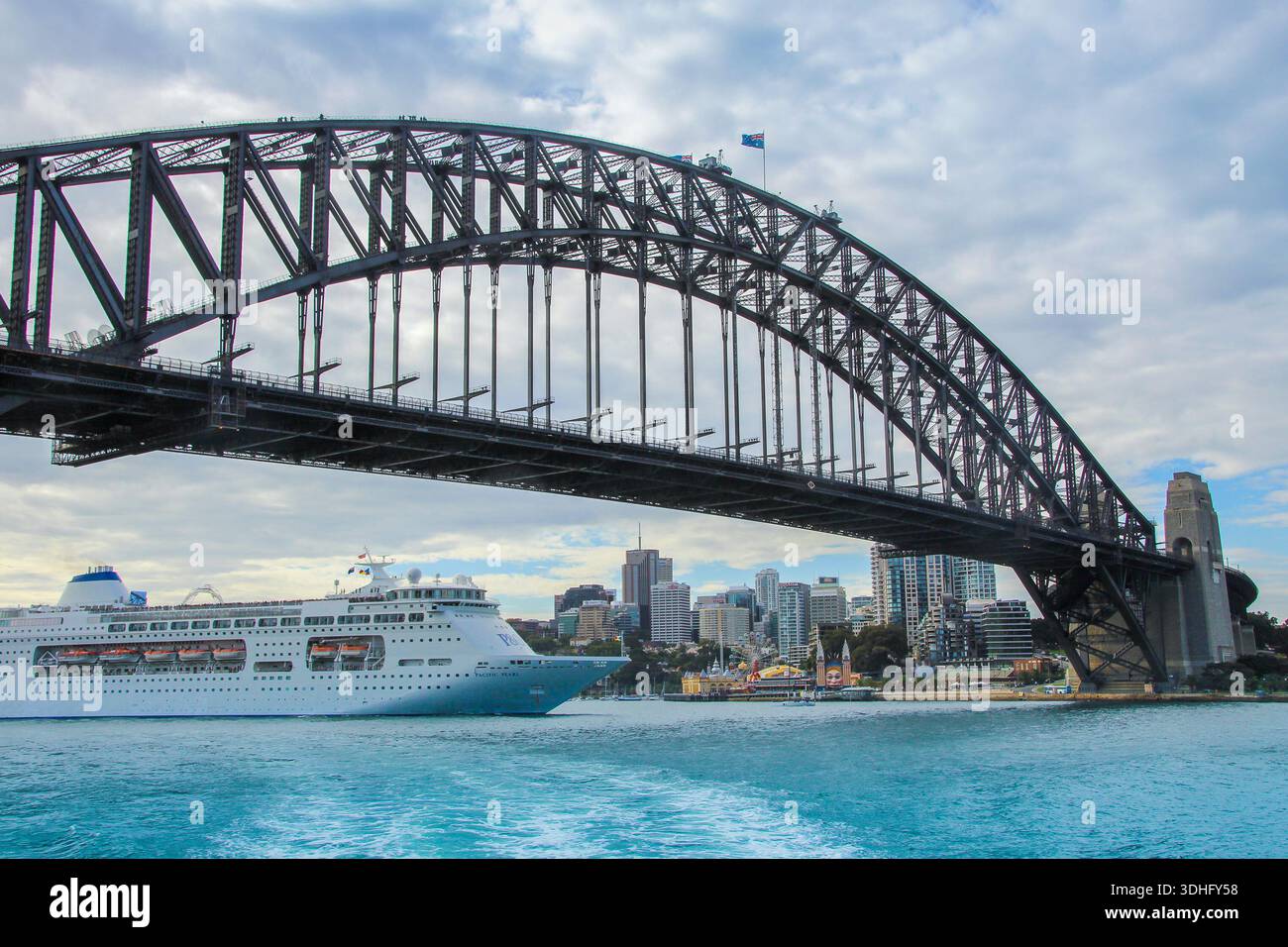 Grand bateau de croisière passant sous le pont du port de Sydney Banque D'Images
