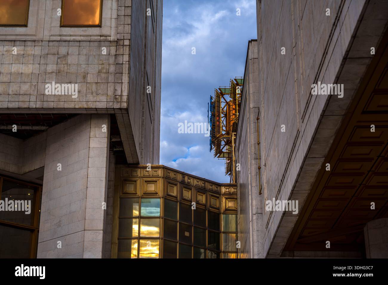 Vue à travers la lacune architecturale dans le bâtiment de l'Académie russe des sciences à Moscou. Structures en béton et en verre aux reflets dorés. Mo soviétique Banque D'Images