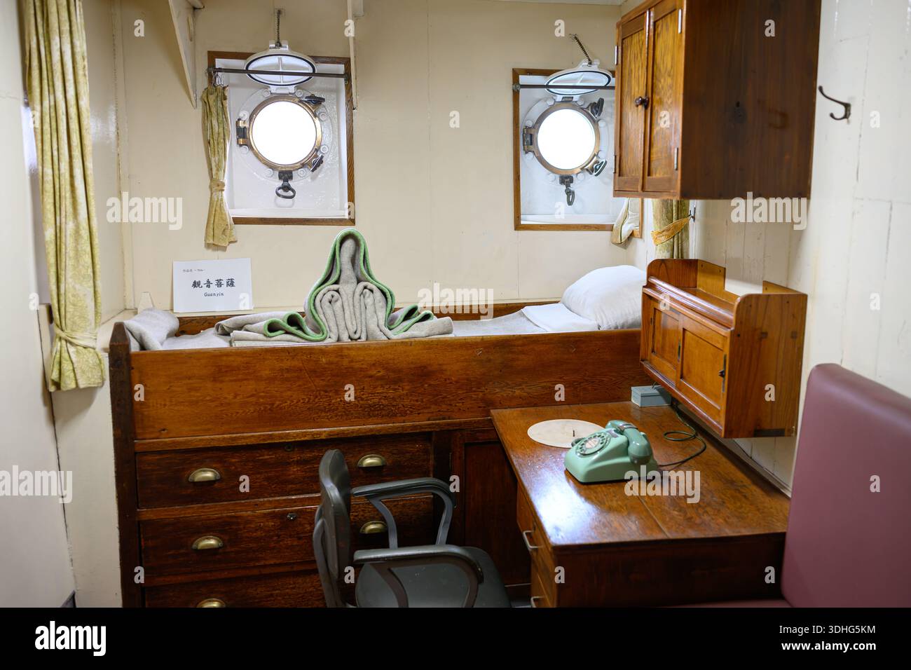 Chambre des officiers à l'intérieur du navire-musée Nippon Maru - Yokohama, Japon - 8 novembre 2025 Banque D'Images