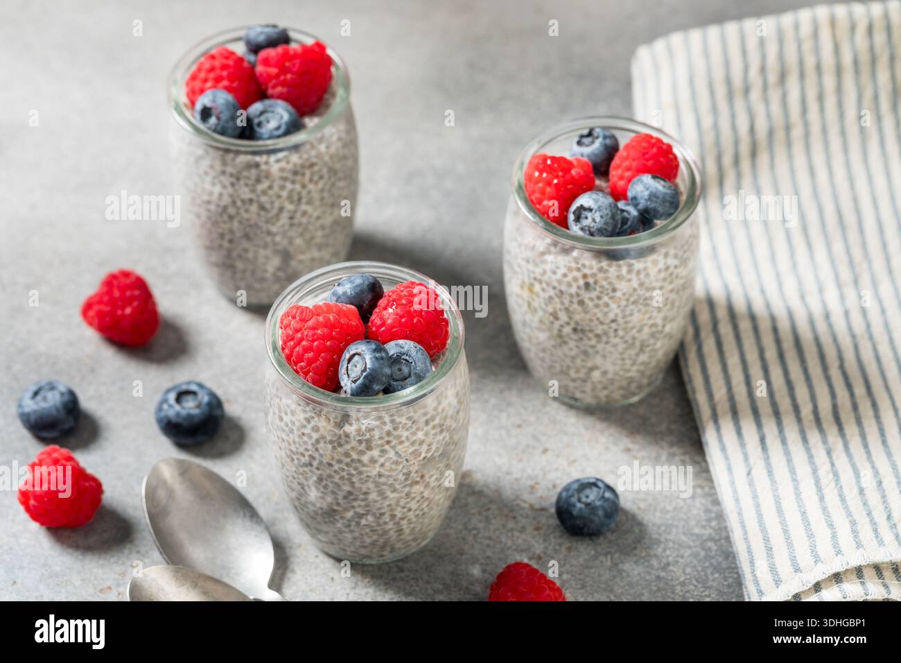 Sucré sain Chia Seed Pudding avec lait d'amande et baies Banque D'Images