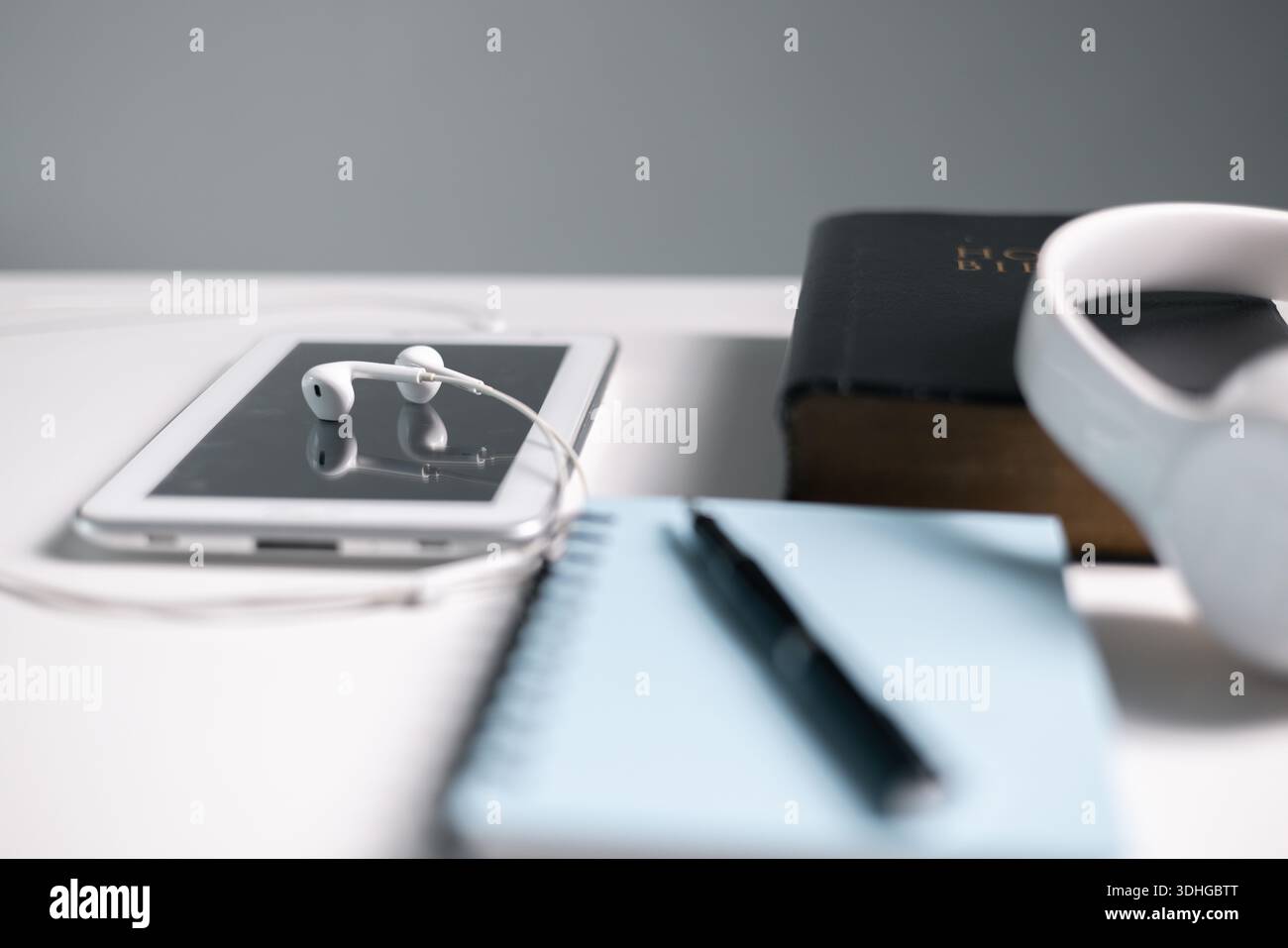 A l’ère numérique, beaucoup de gens adorent maintenant en ligne, fusionnant la foi en Dieu avec la technologie pour prier et lire la Bible dans le confort de leur foyer. foi, g Banque D'Images