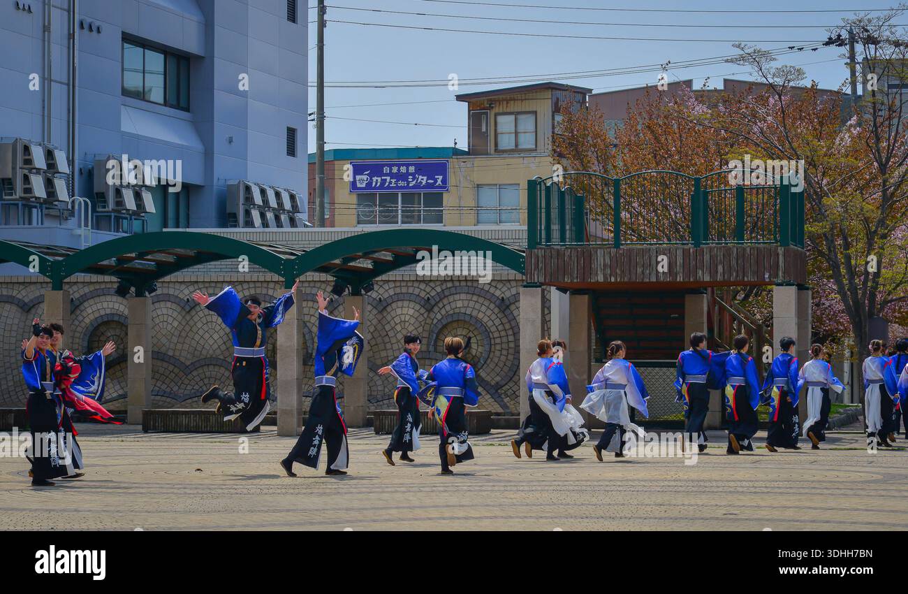 Aomori, Japon - 27 avril 2025. Troupe de danse traditionnelle dans une tenue folklorique authentique Aomori réalisant une chorégraphie animée au cœur de Aomori central p Banque D'Images