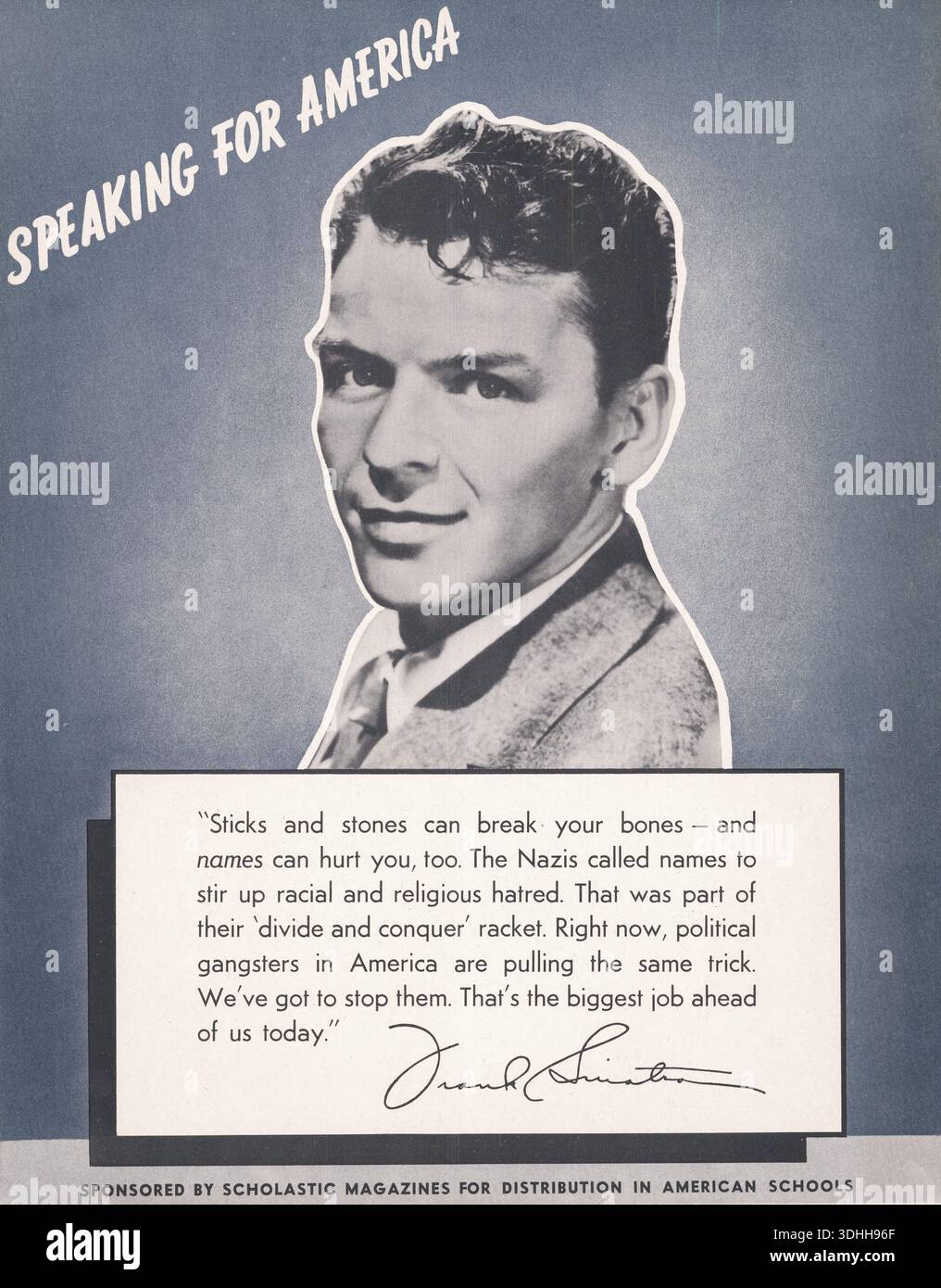 « Parler pour l’Amérique » : portrait de Frank Sinatra accompagné d’une déclaration signée condamnant la haine raciale et religieuse et mettant en garde contre l’extrémisme politique aux États-Unis. Banque D'Images