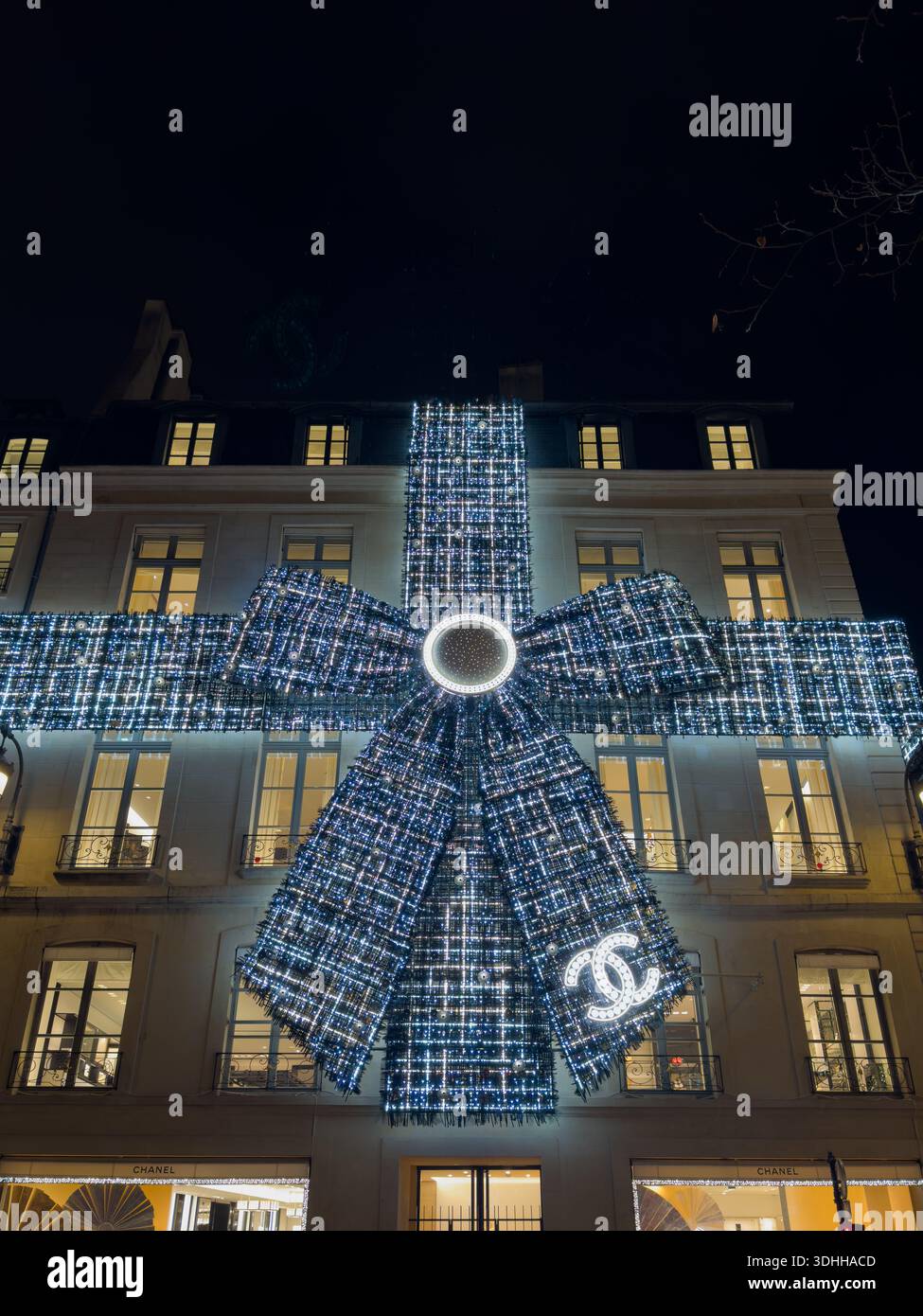 Paris, France – 1er janvier 2026 : façade de la boutique Chanel décorée pour Noël, mettant en valeur les vitrines festives et les traditions du commerce de luxe Banque D'Images