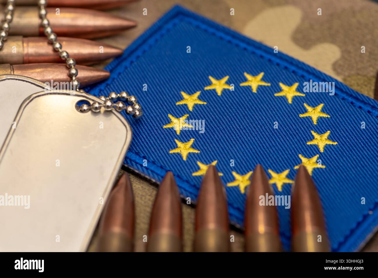 Munitions et étiquettes de l'armée sur tissu bleu avec des symboles de l'Union européenne Banque D'Images