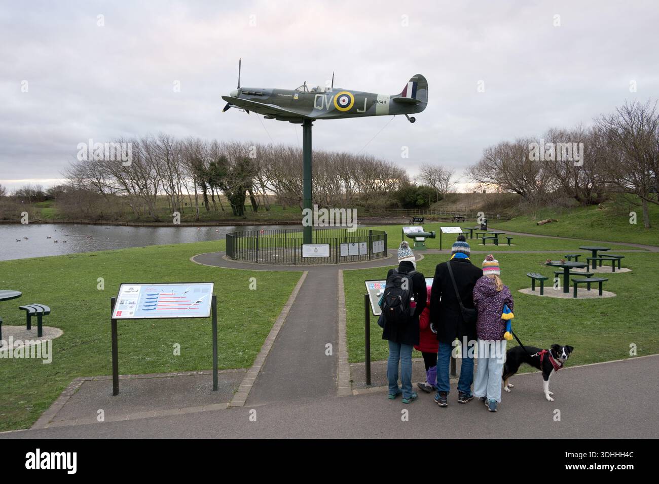 Une réplique de Spitfire dans un parc en bord de mer faisant partie du Lytham St Annes RAF Fighter, Bomber & Coastal Command Memorial, Lancashire, Royaume-Uni. Banque D'Images