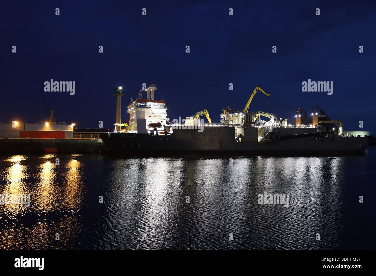Les docks et installations portuaires le long du bassin de la Manche de nuit, ville du Havre, département de la Seine maritime, Normandie, France Banque D'Images
