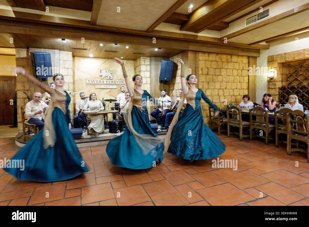 Les danseuses exécutent la danse folklorique arménienne traditionnelle dans des robes turquoise à la Tavern Erevan en Arménie Banque D'Images
