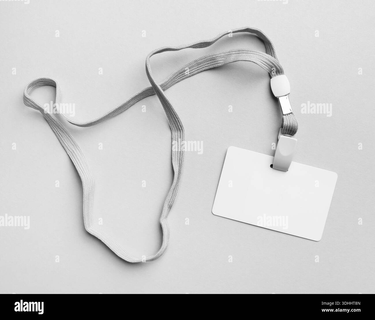 Carte d'identité blanche vierge avec cordon. Badge en plastique vierge et modèle de cordon. Espace pour le texte. Pose à plat. Banque D'Images