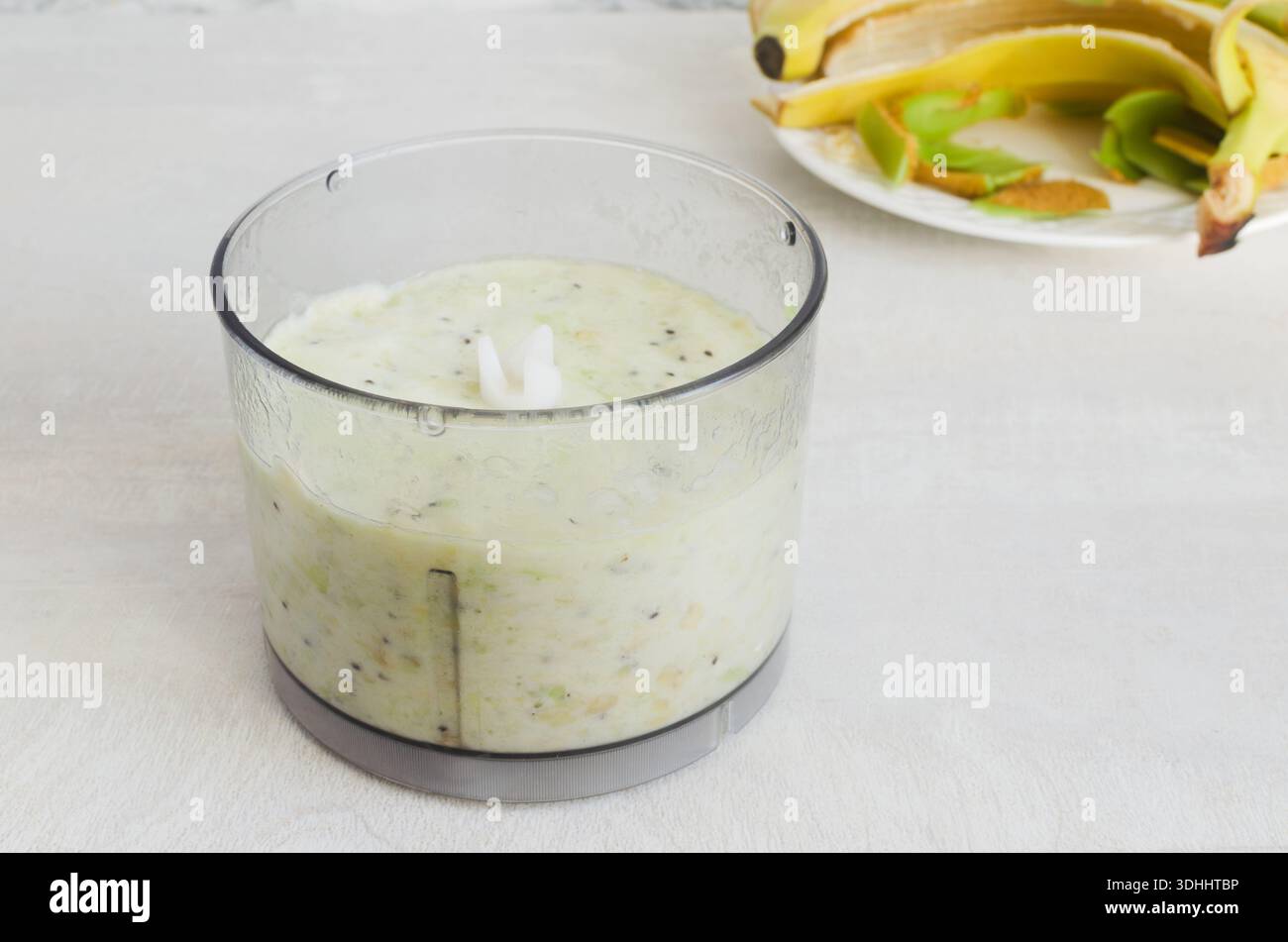 Ingrédients pour smoothie : mélanger la banane et le kiwi dans un bol de mixeur. Fruits brillants pour un repas sain. Concept de bol de petit déjeuner ou repas coloré. Horiz Banque D'Images