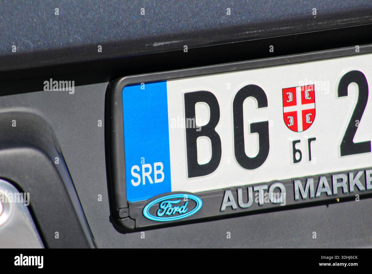 Gros plan d'une plaque d'immatriculation de voiture serbe de Belgrade avec emblème national et code de pays SRB, photographié sur Jahorina, le 3 juin 2025. Banque D'Images
