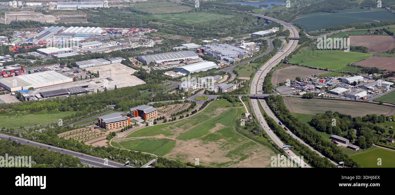 Vue aérienne de l'autoroute M1 après sa séparation de la M621 (coin inférieur gauche) à la jonction 43, près de Savannah Way, South Leeds Banque D'Images