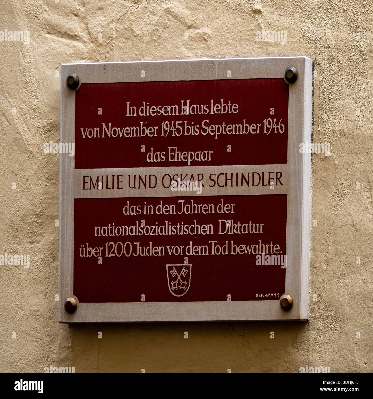 REGENSBURG, ALLEMAGNE - 11 JUILLET 2019 : plaque commémorant Oskar Schindler dans une maison où il vivait Banque D'Images