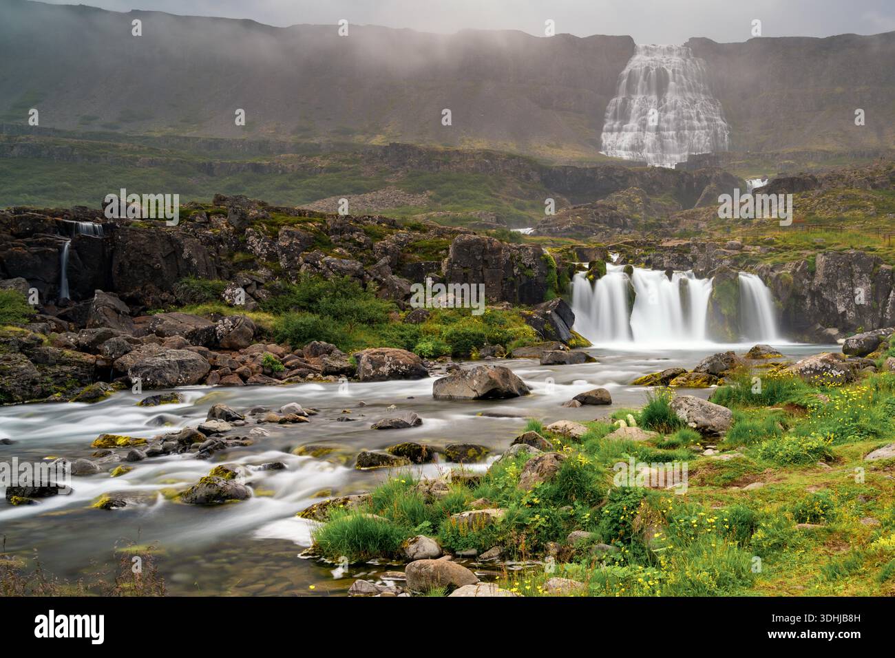 Une vue sur les cascades de Baejarfoss et Dynjandi dans les fjords de l'ouest de l'Islande Banque D'Images