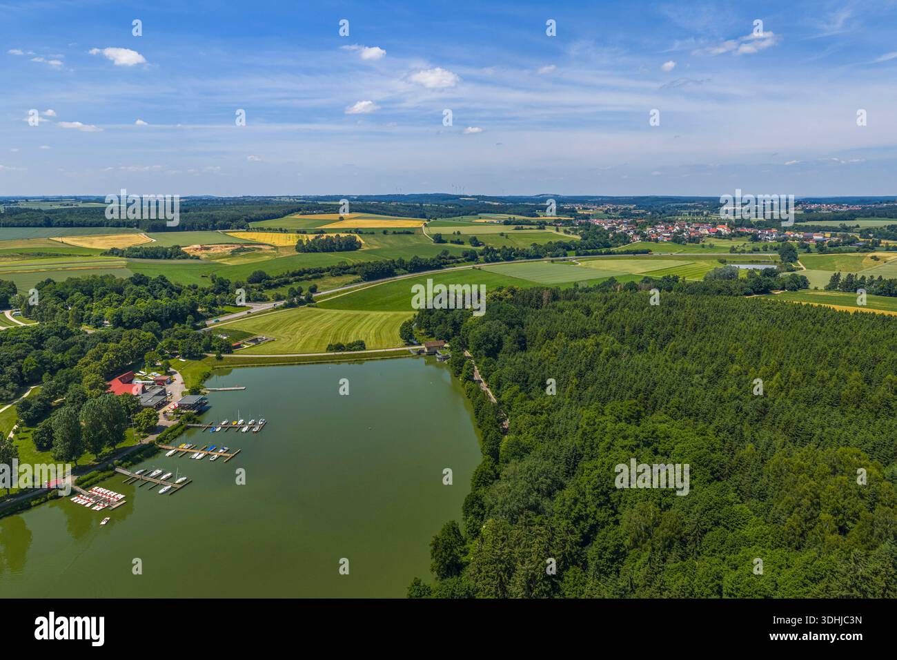 Vue d'en haut de la zone de loisirs Bucher See dans la vallée de Jagst près d'Ellangen dans l'est de Württemberg Banque D'Images