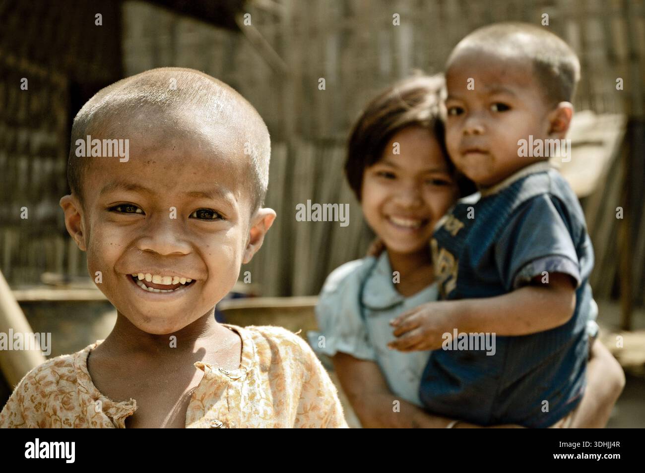 Portrait d’enfants souriants debout dehors dans un village de Bagan, Myanmar Banque D'Images