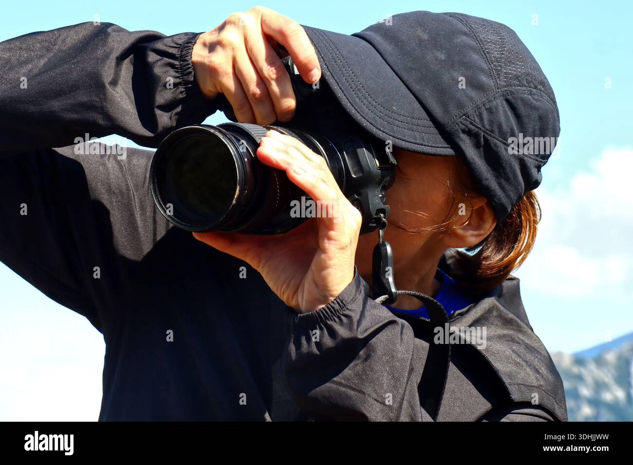 Photographe ciblé avec appareil photo en extérieur Banque D'Images