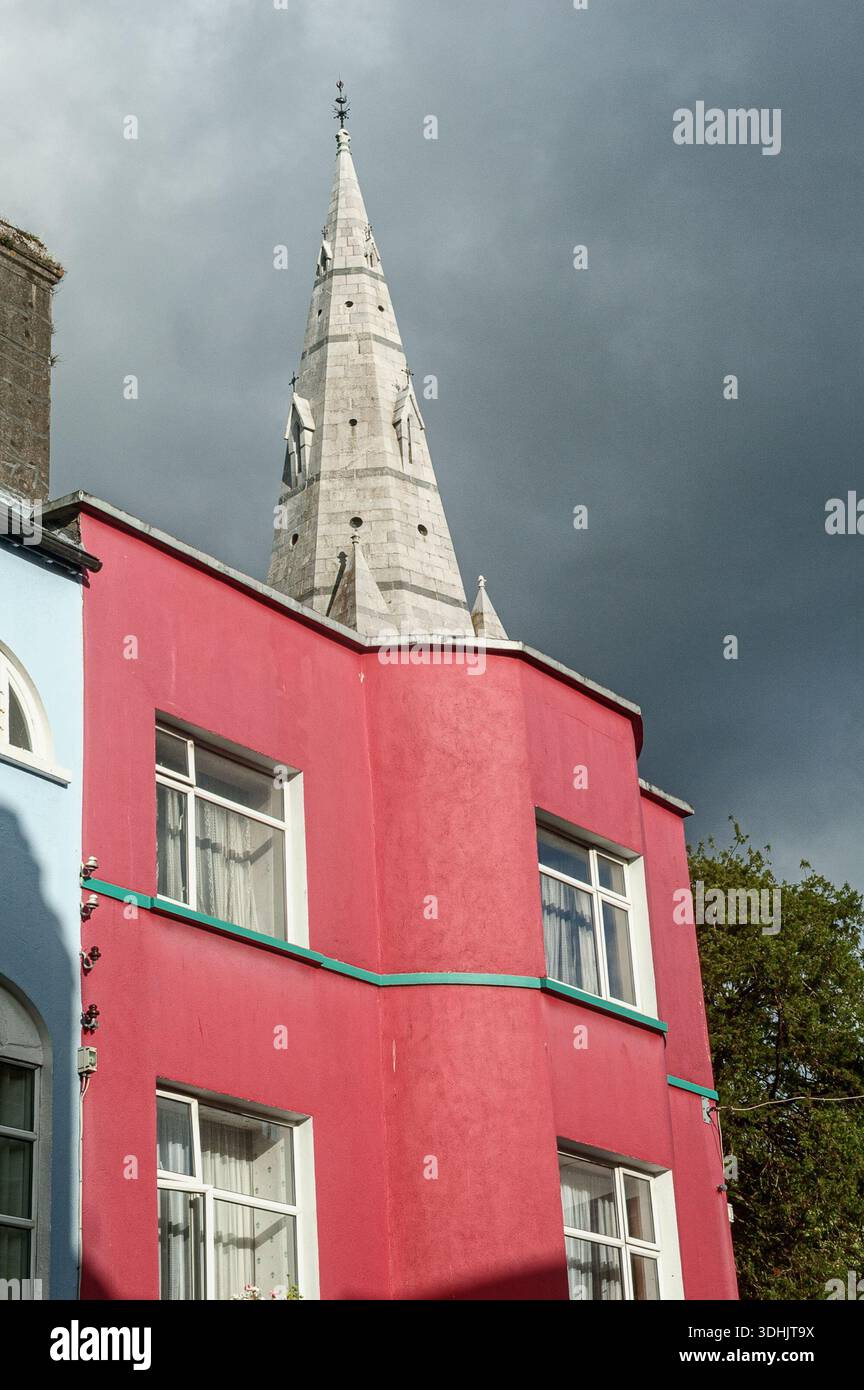 Bâtiments à Killarney Irlande avec des nuages de tempête derrière Banque D'Images