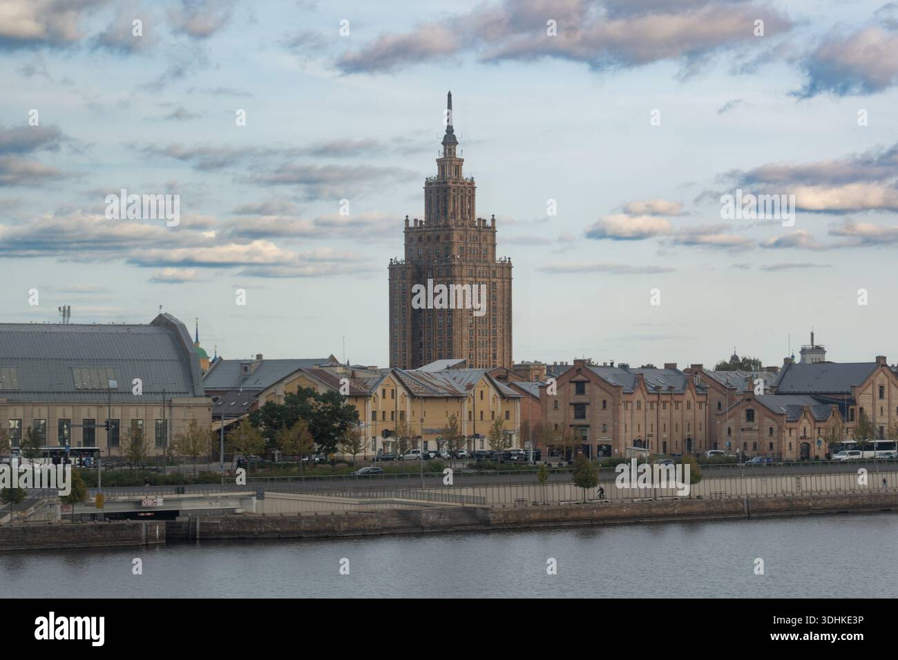 Le bâtiment de l'Académie des sciences de style soviétique à Riga. D'après une série de photos de voyage à Riga, Lettonie. Date de la photo : mercredi 1er octobre 2025. Photo : Banque D'Images