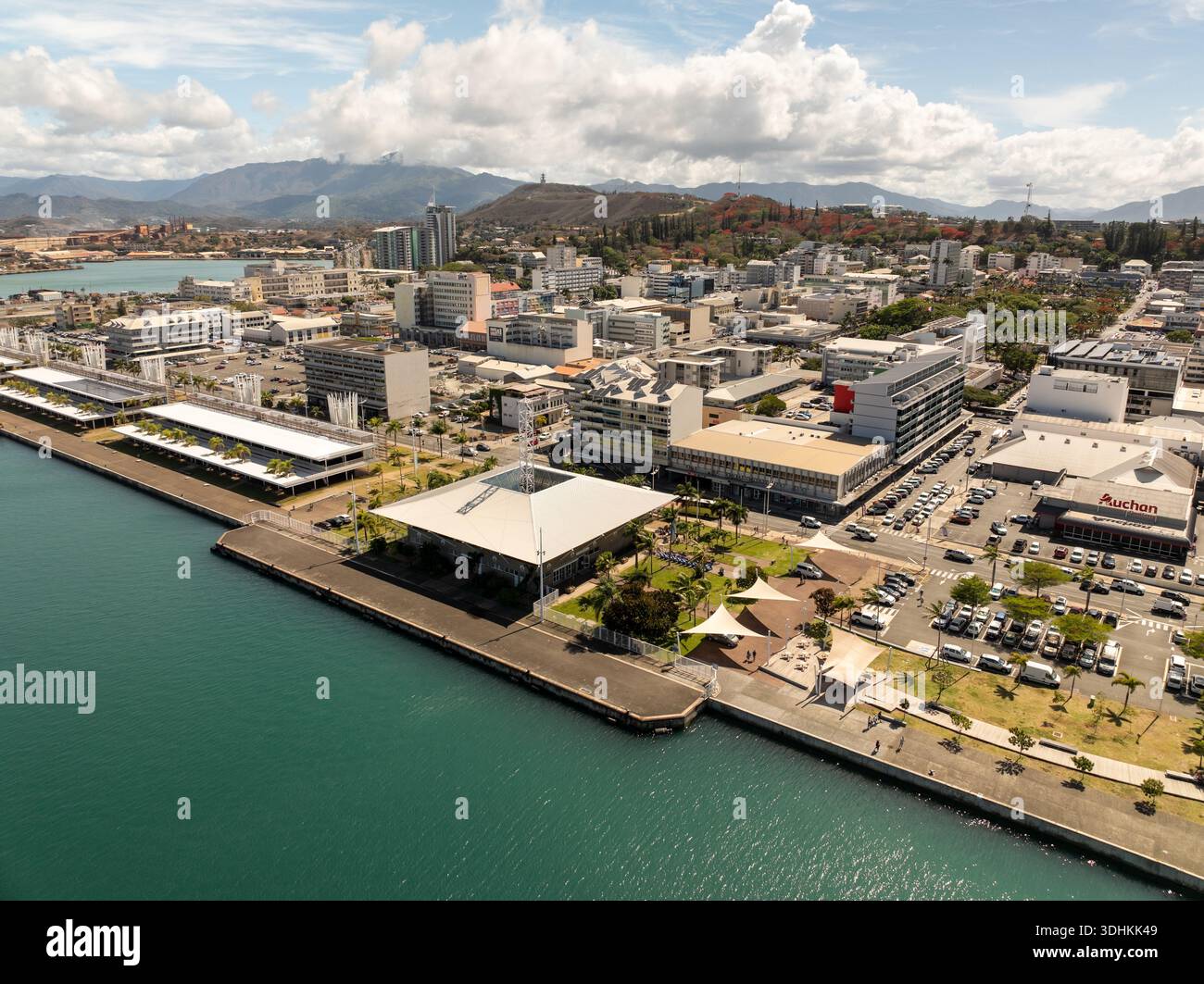 Vue aérienne de la ville animée, où le toit blanc étincelant du Musée maritime contraste avec les eaux turquoises profondes du port de Nouméa, Banque D'Images