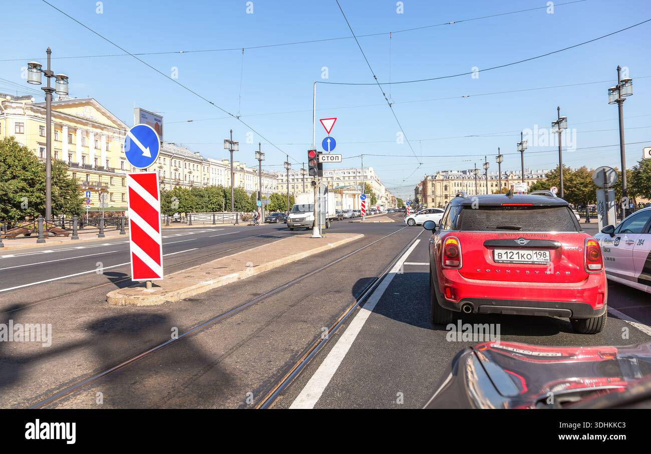 Saint-Pétersbourg, Russie - 17 septembre 2024 : circulation automobile dans une rue de la ville par une journée ensoleillée Banque D'Images