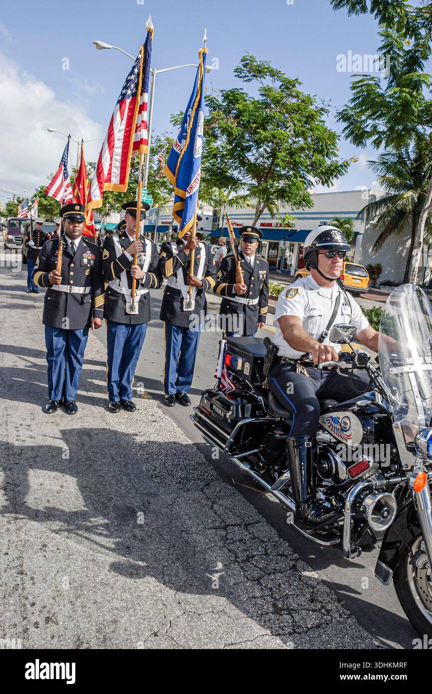 Miami Beach Florida, Washington Avenue Veterans' Day Parade, police drapeau portant couleur garde moto, Banque D'Images