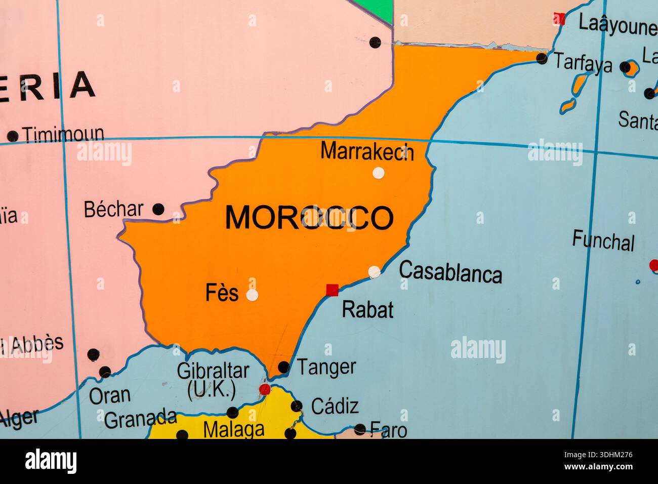 Londres, Royaume-Uni - 1er novembre 2025 : détail de la sculpture intitulée le monde tourné à l'envers par Mark Wallinger - montrant le Maroc, situé à The Lond Banque D'Images