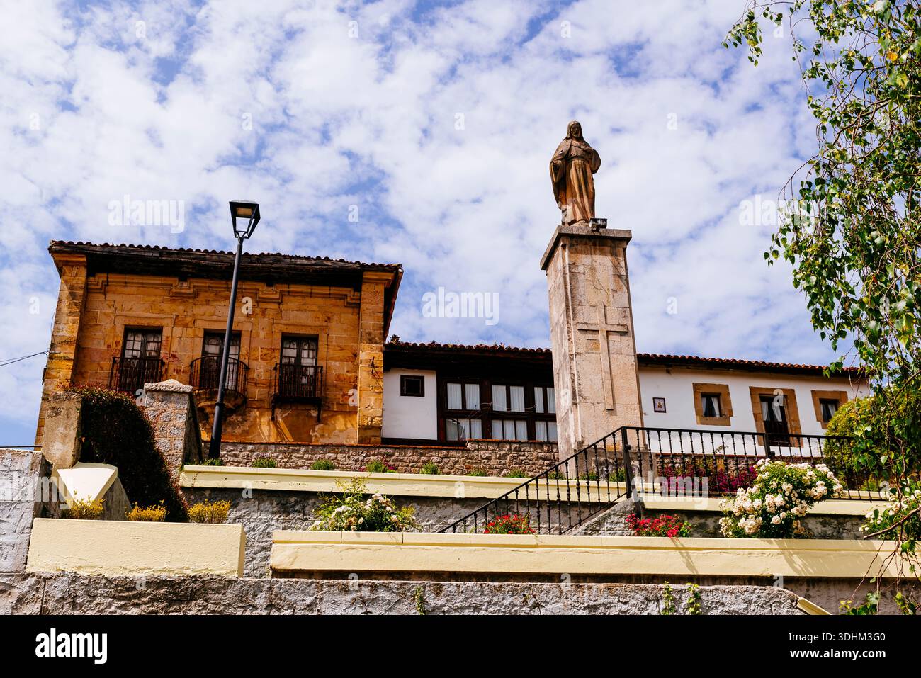 Statue du Sacré-cœur de Jésus-Christ. Cette sculpture est située dans un quartier connu sous le nom de « la Peña ». Comillas, Cantabrie, Espagne, Europe Banque D'Images