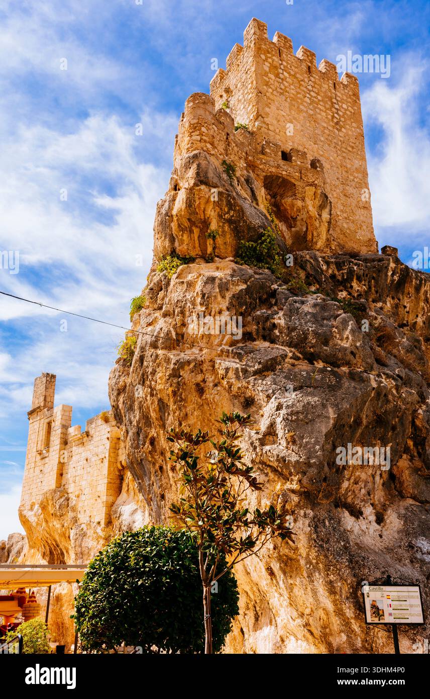 Reste sur le rocher. Château musulman du IXe siècle. Zuheros, Córdoba, Andalucía, Espagne, Europe Banque D'Images
