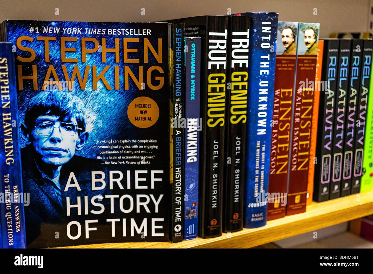 Une brève histoire du temps par Stephen Hawking, livre de cosmologie sur une étagère avec d'autres livres sur le génie, Einstein et la relativité Banque D'Images