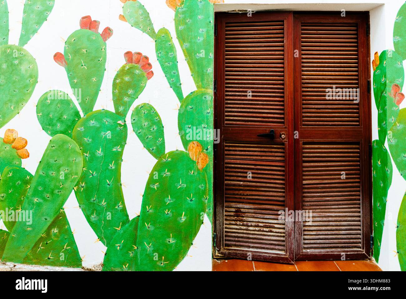Façade de maison avec porte et murale de cactus de poire de barbarie. Cartajima, Málaga, Andalucía, Espagne, Europe Banque D'Images