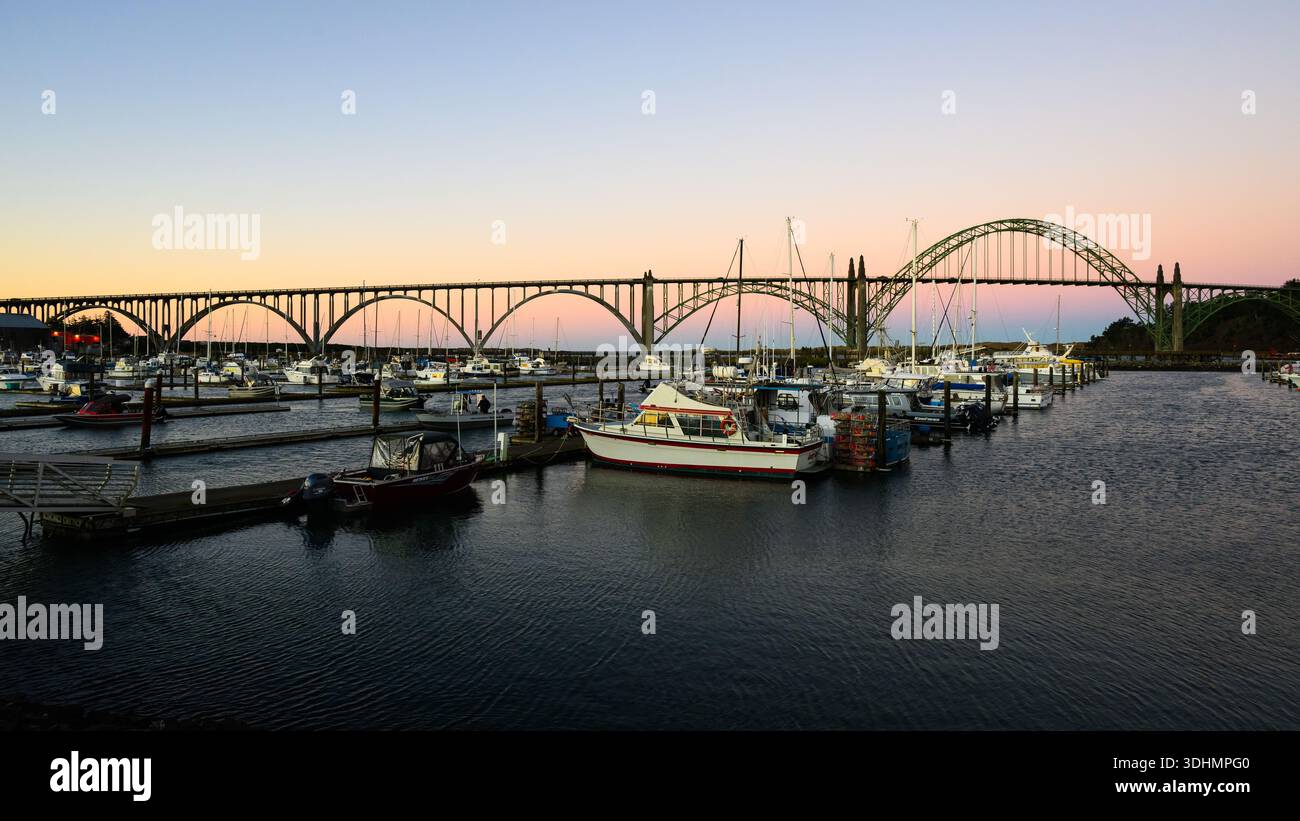 Newport, OREGON, États-Unis - 17 janvier 2026 ; lumière de l'aube à la marina de Newport et au pont de la baie de Yaquina sur la côte de l'Oregon Banque D'Images