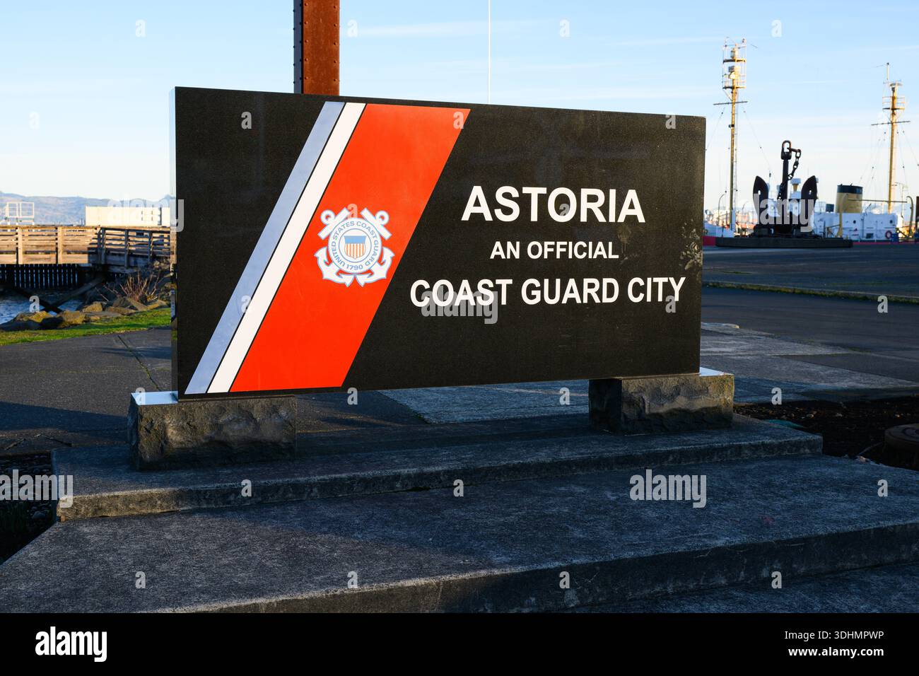 Astoria, OREGON, États-Unis - 20 janvier 2026 ; signez avec badge et déclaration Astoria ville officielle de la Garde côtière Banque D'Images