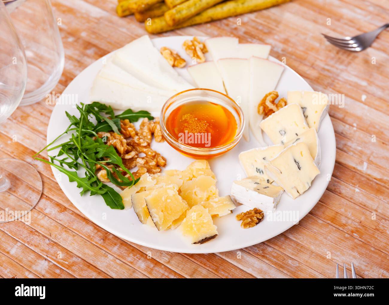 Différents types de fromage tranchés et servis sur l'assiette Banque D'Images
