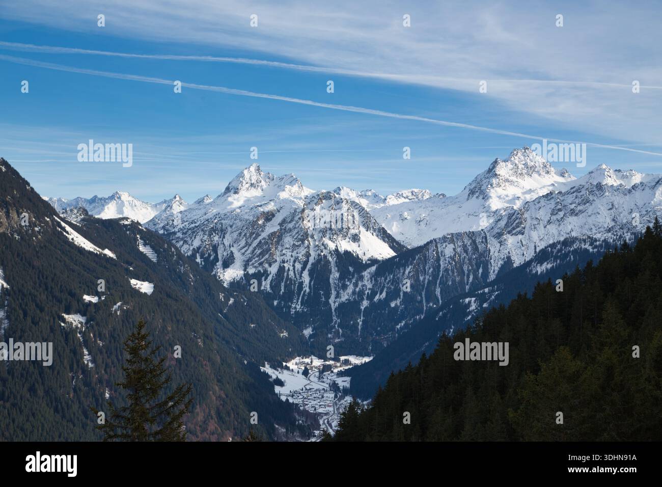 Superbe chaîne de montagnes à Montafon, en Autriche, présentant des sommets enneigés et des vallées luxuriantes. Banque D'Images