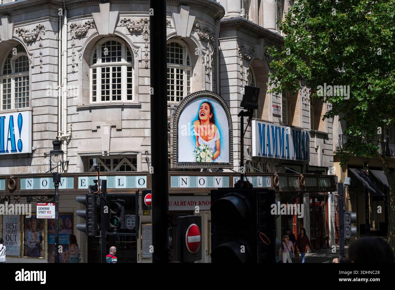 Le Novello Theatre de Londres, au Royaume-Uni, affiche des affiches promotionnelles pour la comédie musicale Mamma Mia ! avec des lettres bleues audacieuses et une image d'un joyeux woma Banque D'Images