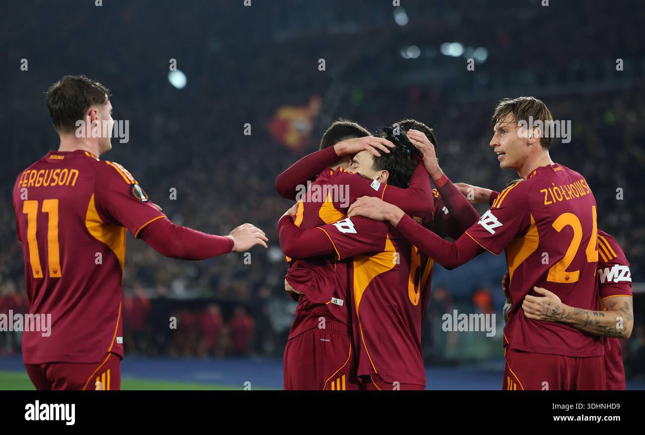 Rome, Italie. 22 janvier 2026. Les joueurs de Roma célèbrent le score lors du match de la phase de l'UEFA Europa League 2025/26 entre Roma et Stuttgart de l'UEFA Europa League à Rome, Italie, le 22 janvier 2026. Crédit : Li Jing/Xinhua/Alamy Live News Banque D'Images
