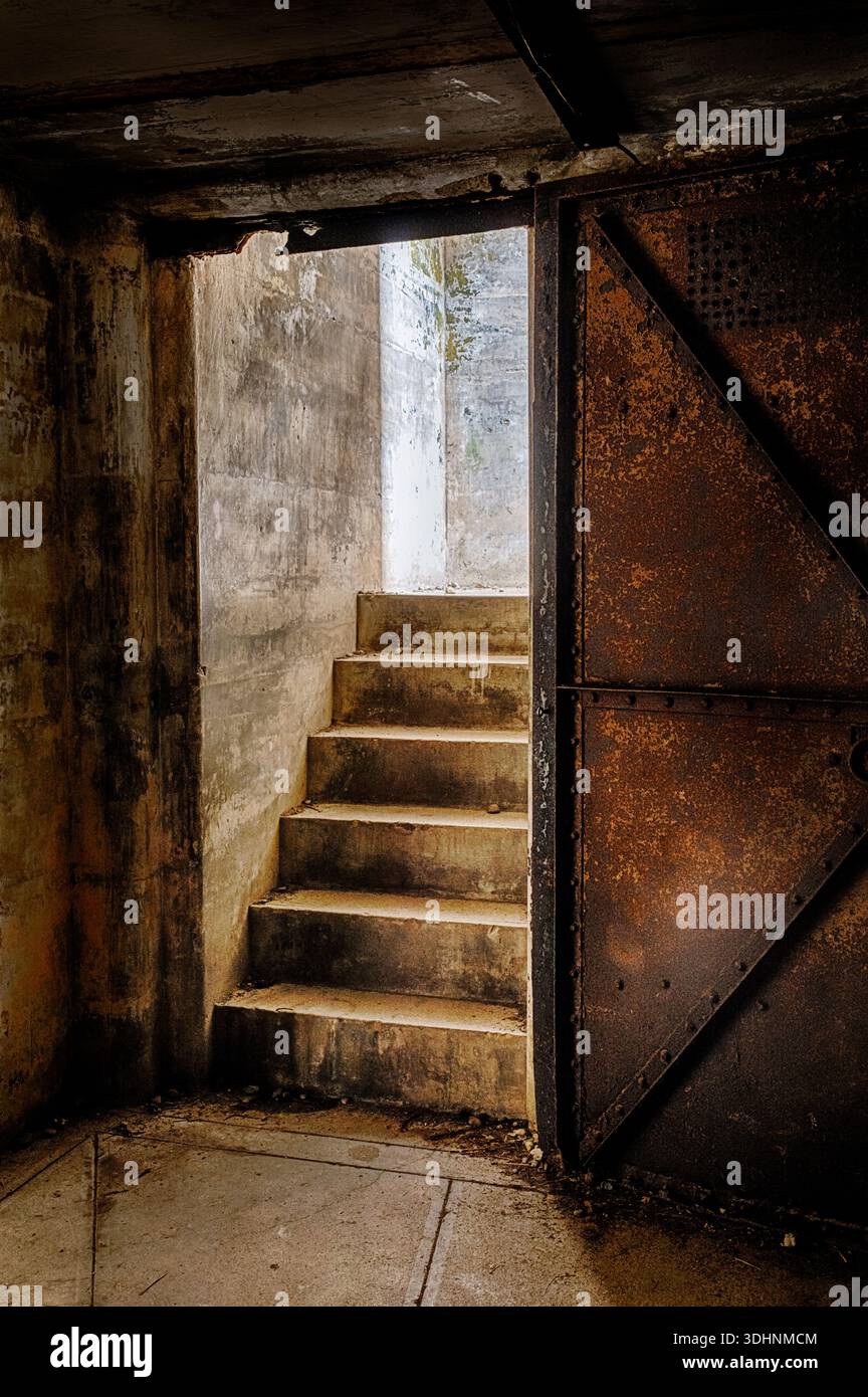 Un petit escalier mène d'un bunker souterrain à la lumière de Fort Casey. Banque D'Images