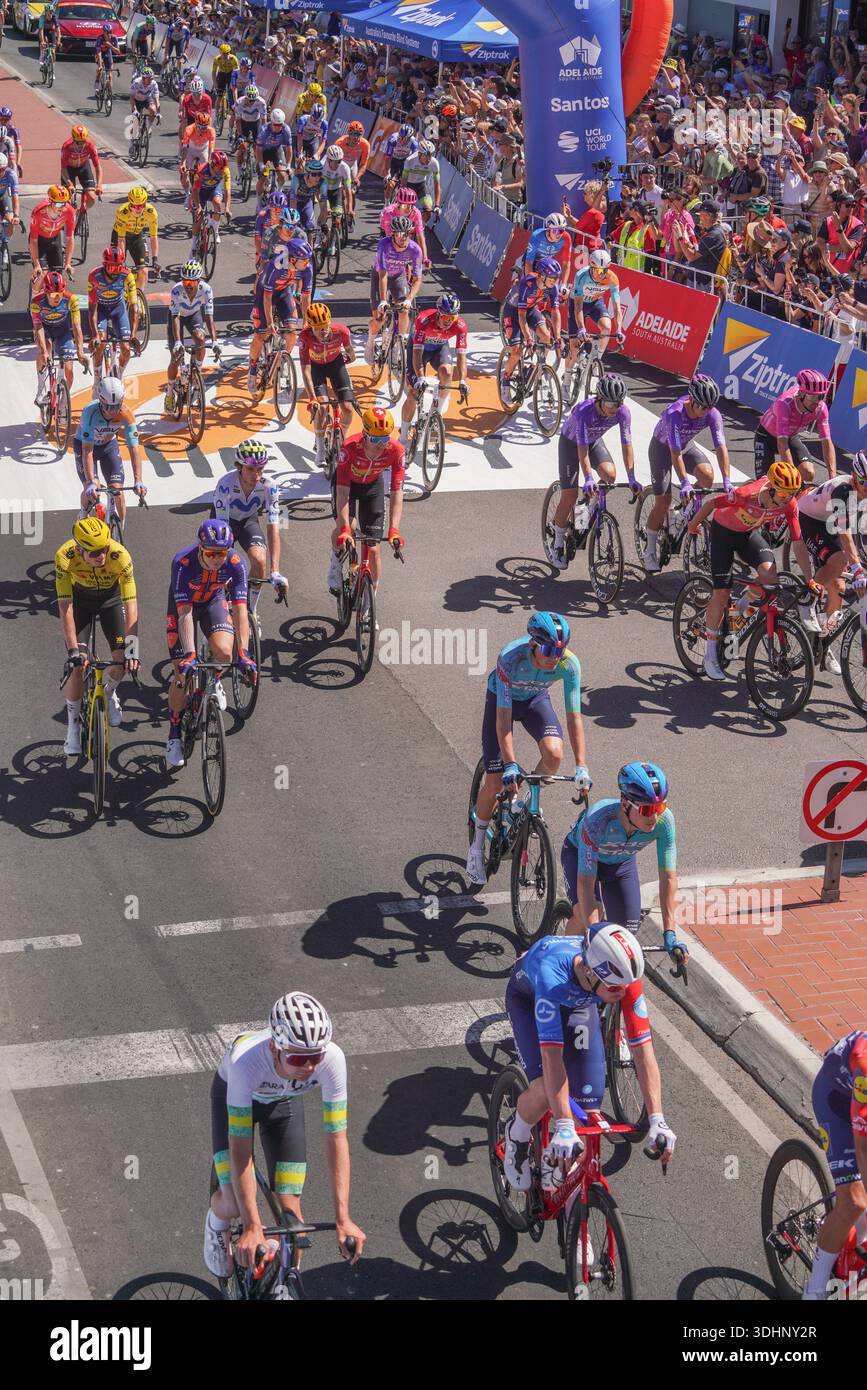 Henley, Adélaïde 23 janvier 2026 les coureurs de l'équipe se sont lancés au départ du Santos Tour Down Under - Ziptrak 140km Men's Stage 3 de Henley Beach à Banque D'Images